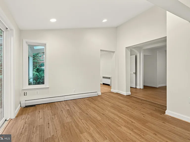 2375 N Vernon St — Photo 28