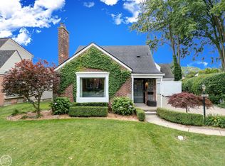 951 Hampton Rd, Grosse Pointe Woods, MI 48236