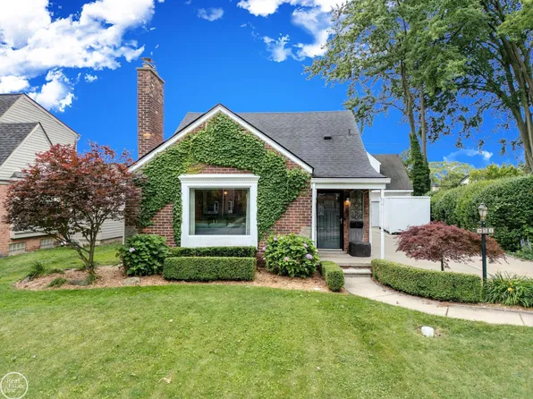 951 Hampton Rd, Grosse Pointe Woods, MI 48236