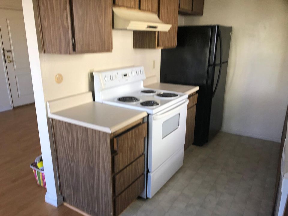 Kitchen (Range/Oven & Refrigerator)