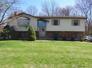 5 Hillside Rd, Slate Hill, NY 10973