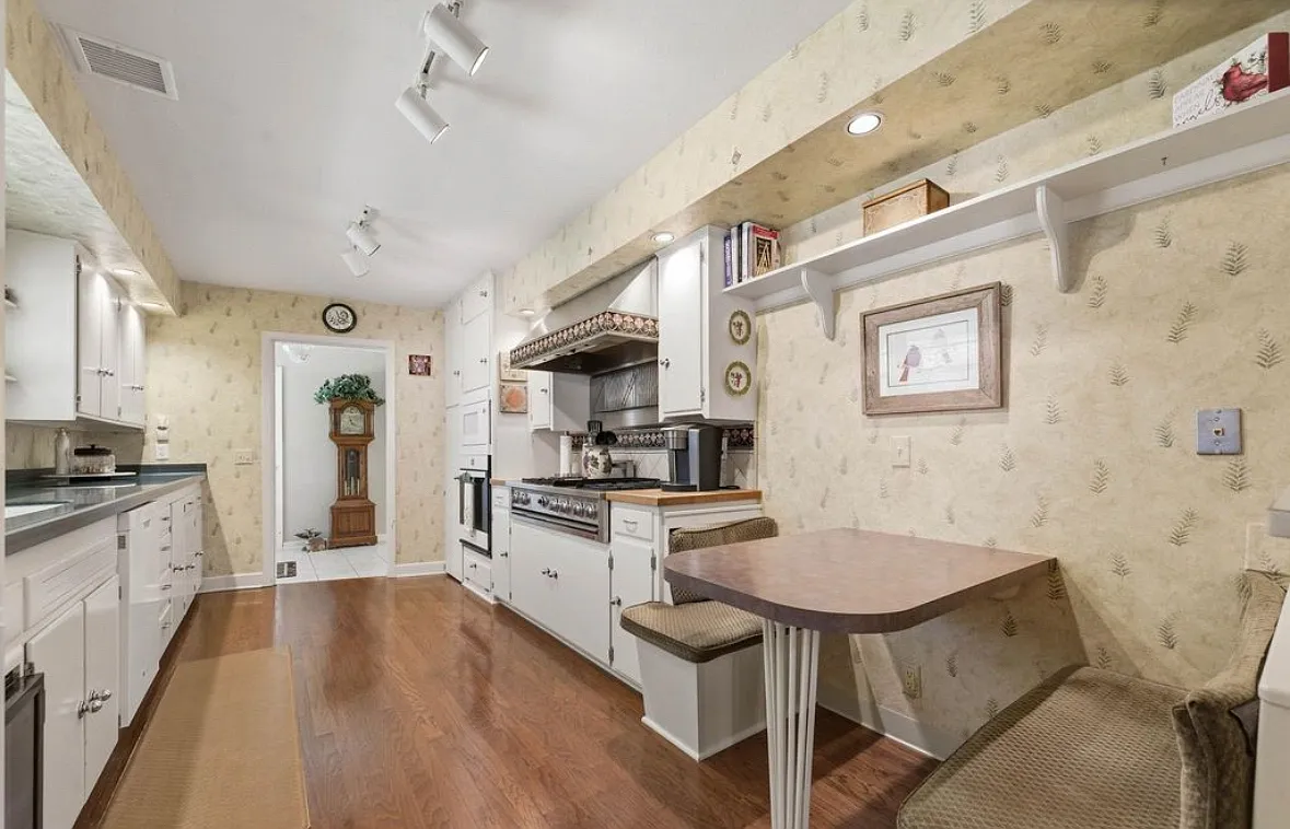 3 bed, 2.5 bath, 2316 sqft, $1,975 — Photo 3