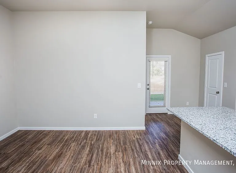 2035 Kenwood Ave — Photo 24