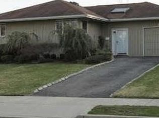 5 Melissa Ln, Old Bethpage, NY 11804