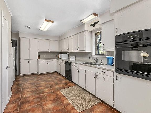5th image of 2022 N Park Ln