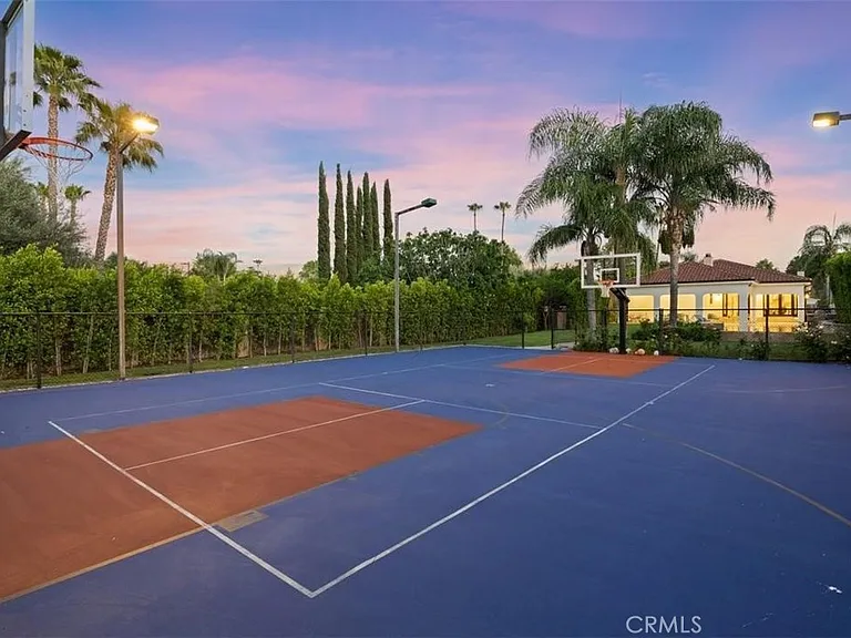 22953 Oxnard St — Photo 27
