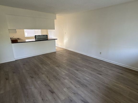 5th image of 320 N E St APT 3