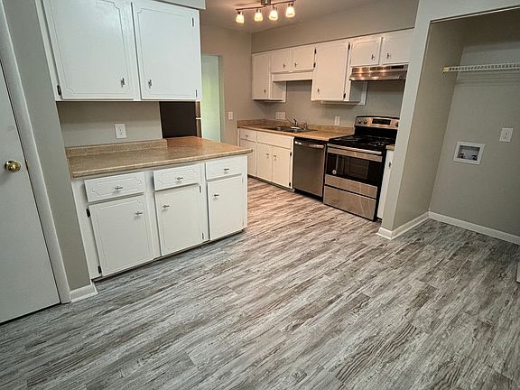 2nd image of 912 Pineland Ave APT 5