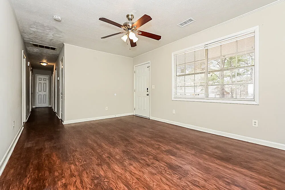 3 bed, 1.0 bath, 1168 sqft, $2,190 — Photo 3