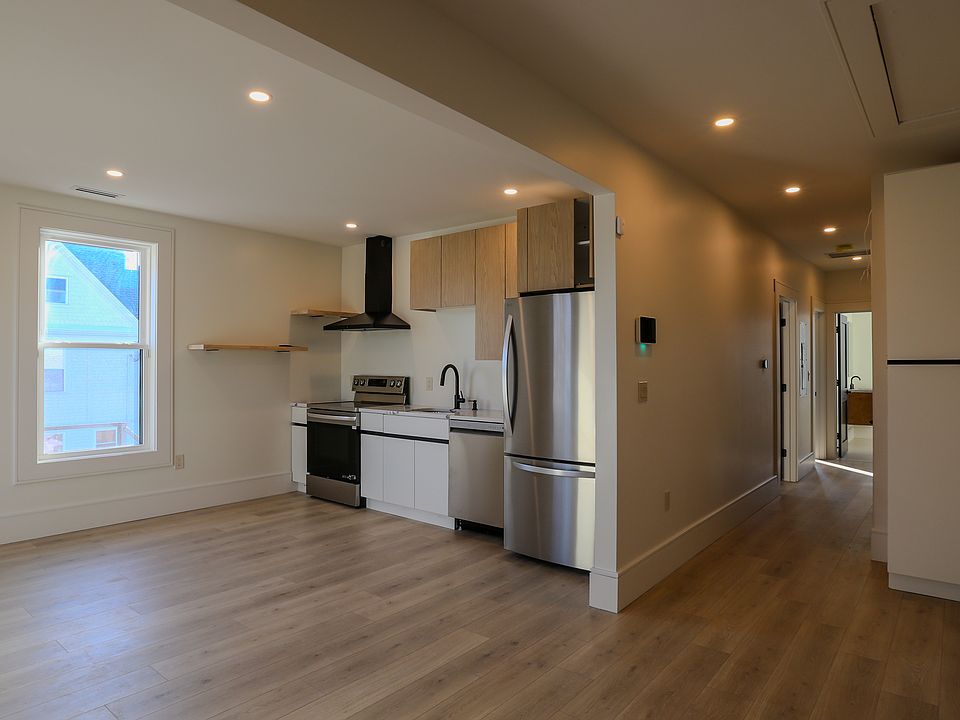 Full Kitchen with pantry!