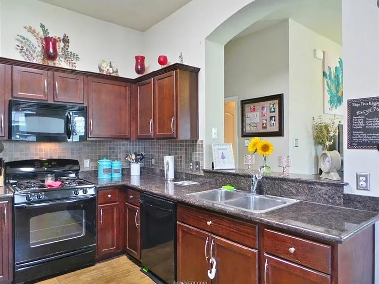 2711 Silver Oak Dr — Photo 9