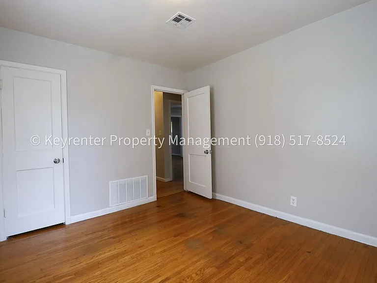3322 E 23rd St — Photo 24