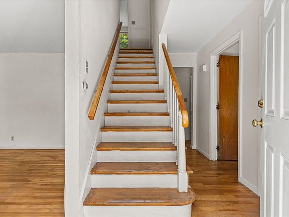 3rd image of 33 Colonial Drive