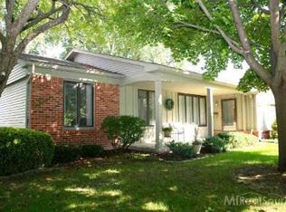 4850 Foxcroft Dr, Troy, MI 48085