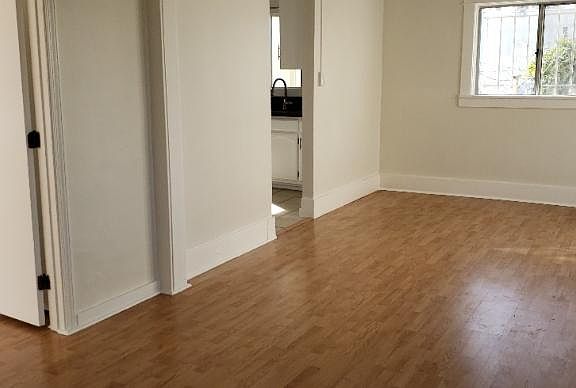 4th image of 354 Douglas St