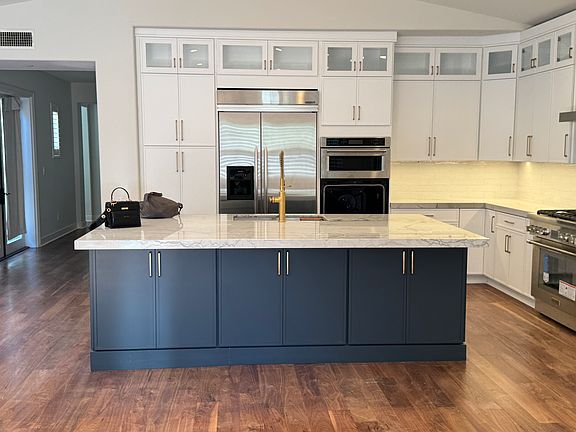 Kitchen-center island