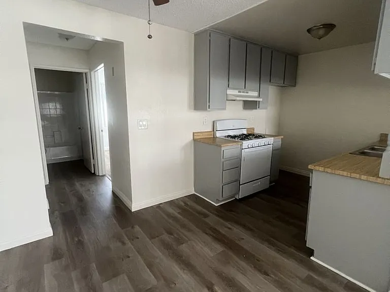 8541 Foothill Blvd., Sunland — Photo 5