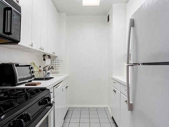 4th image of 392 Central Park W APT 17T