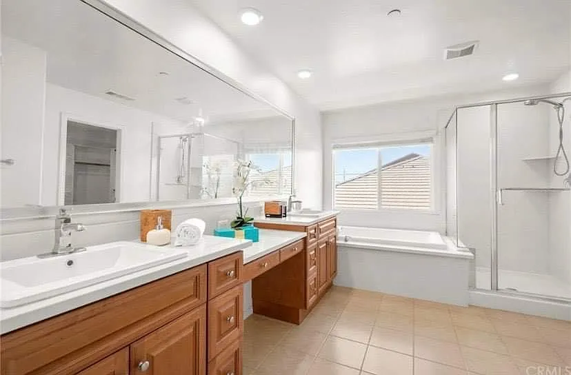 6 bed, $1,299 — Photo 4