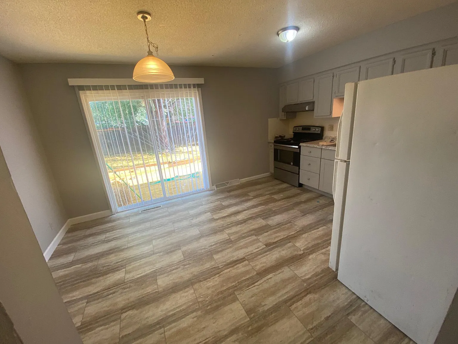 3 bed, 1.5 bath, 892 sqft, $1,250 — Photo 3
