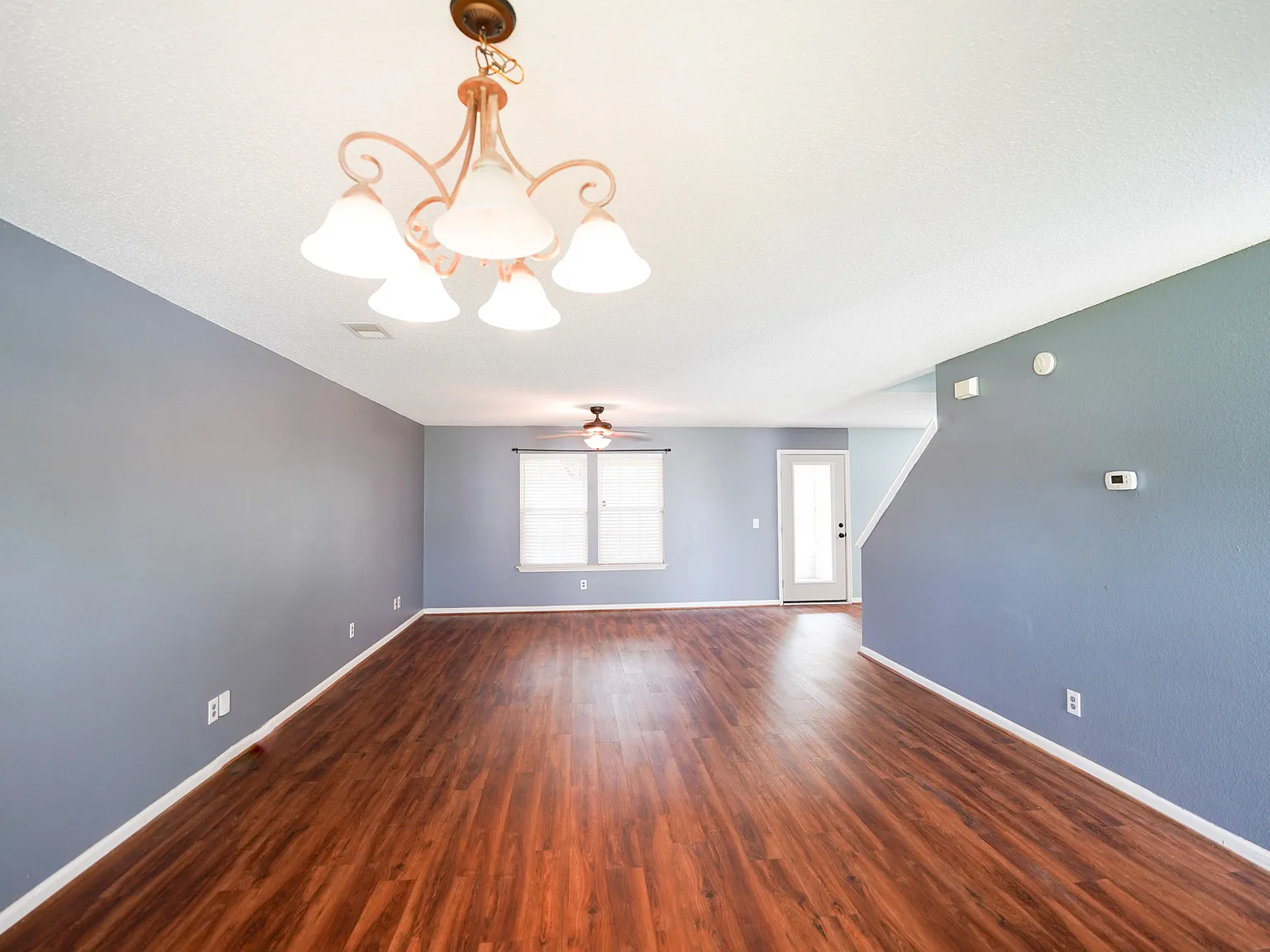 3 bed, 2.5 bath, 2054 sqft, $2,050 — Photo 4