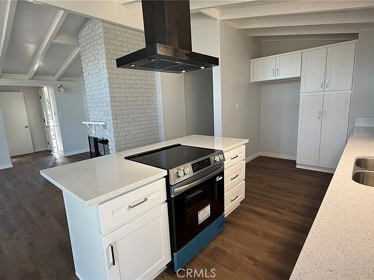 1002 E Walnut Ave — Photo 2