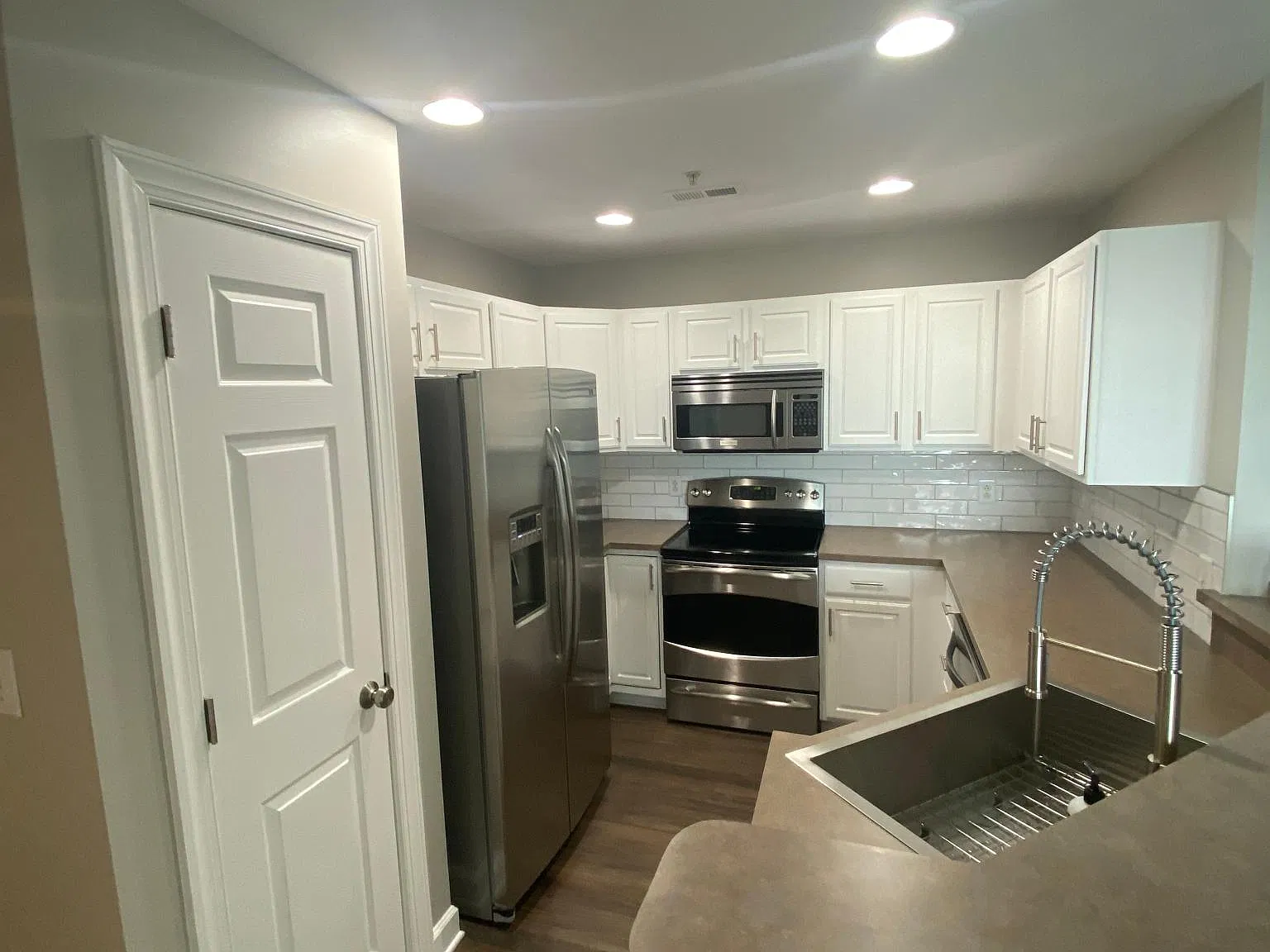 2 bed, 1073 sqft, $2,080 — Photo 3