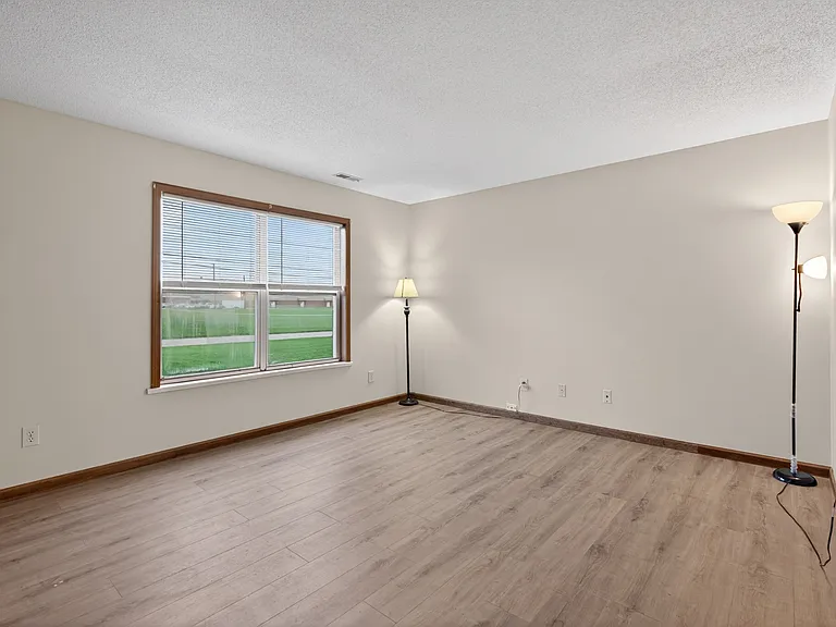 506 Seagraves Ave — Photo 2