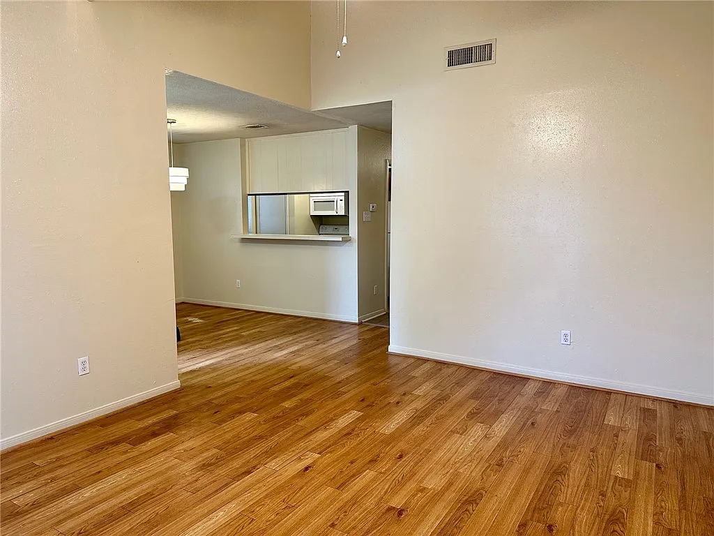 2 bed, 985 sqft, $1,200 — Photo 3