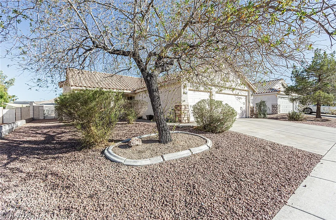 3 bed, 2.0 bath, 1422 sqft, $2,000 — Photo 2