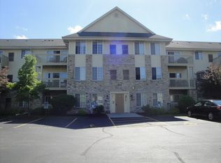 530 Windstone Dr, Hartland, WI 53029