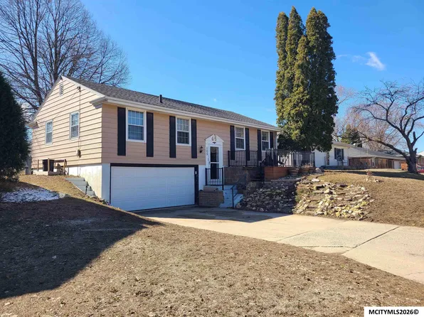 105 Sunny Cir, Mason City, IA 50401