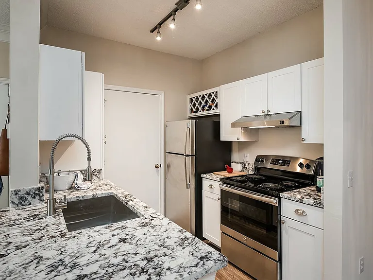 Avana Creekside — Photo 16