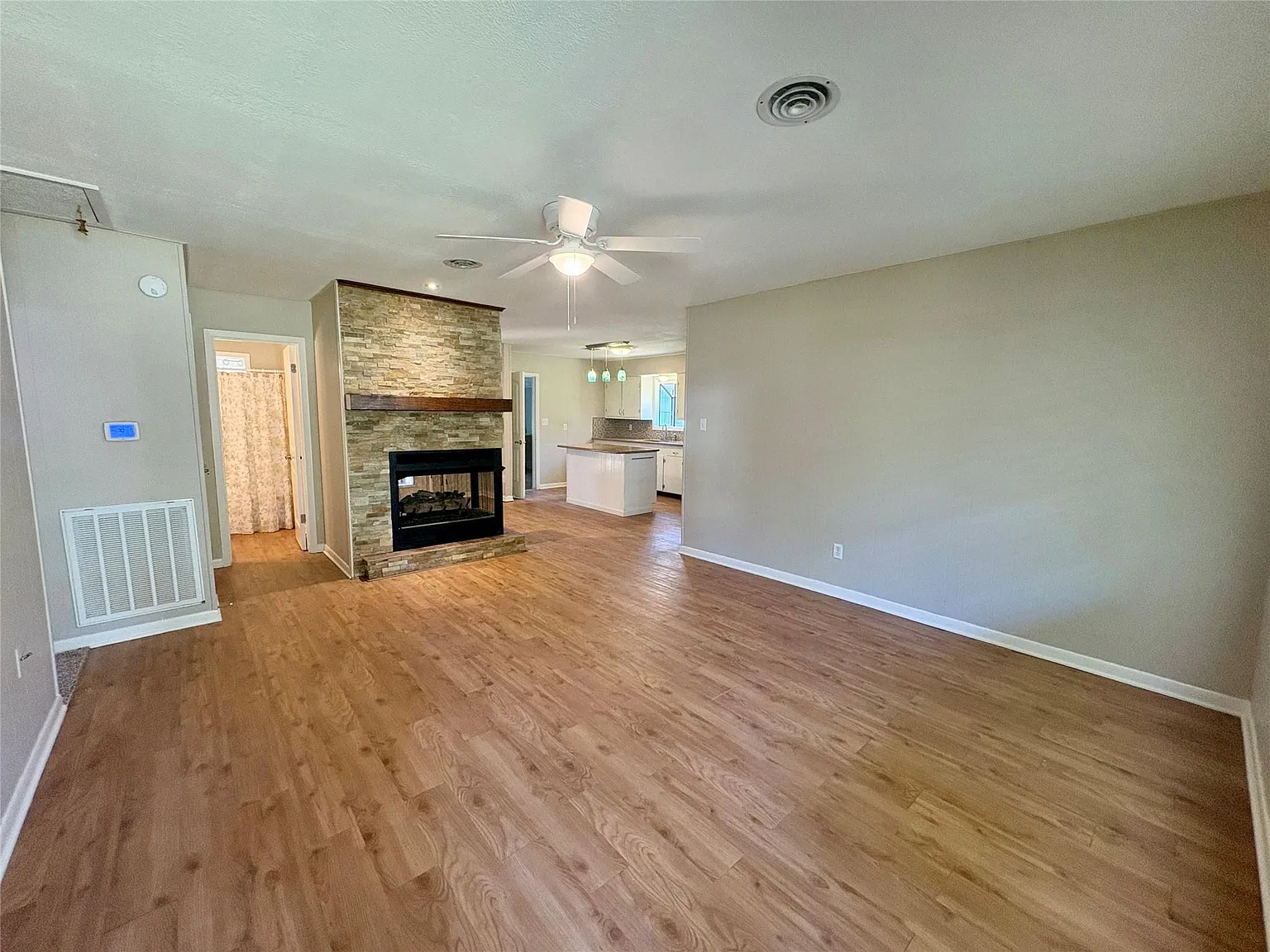 3 bed, 1.0 bath, 1096 sqft, $1,500 — Photo 3