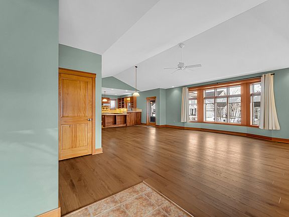 3rd image of 2425 Dickinson Rd