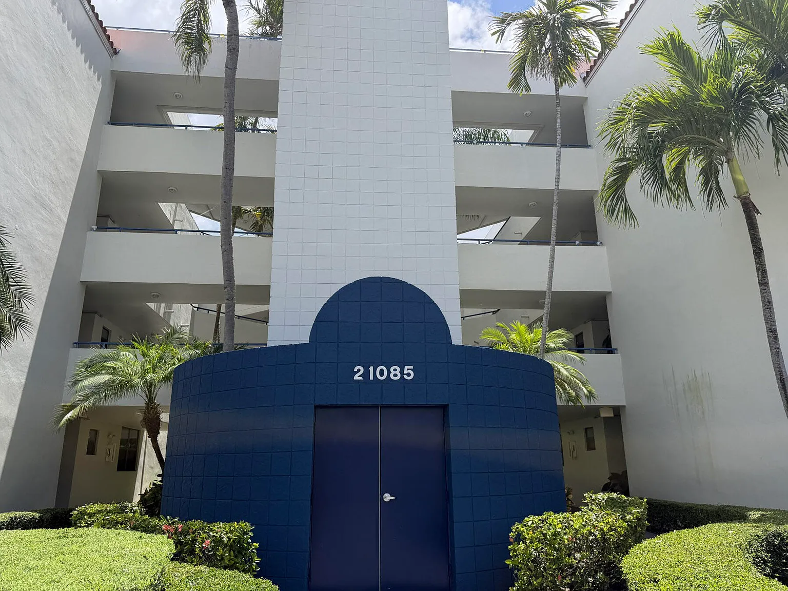 2 bed, 2.0 bath, 1255 sqft, $3,000 — Photo 2