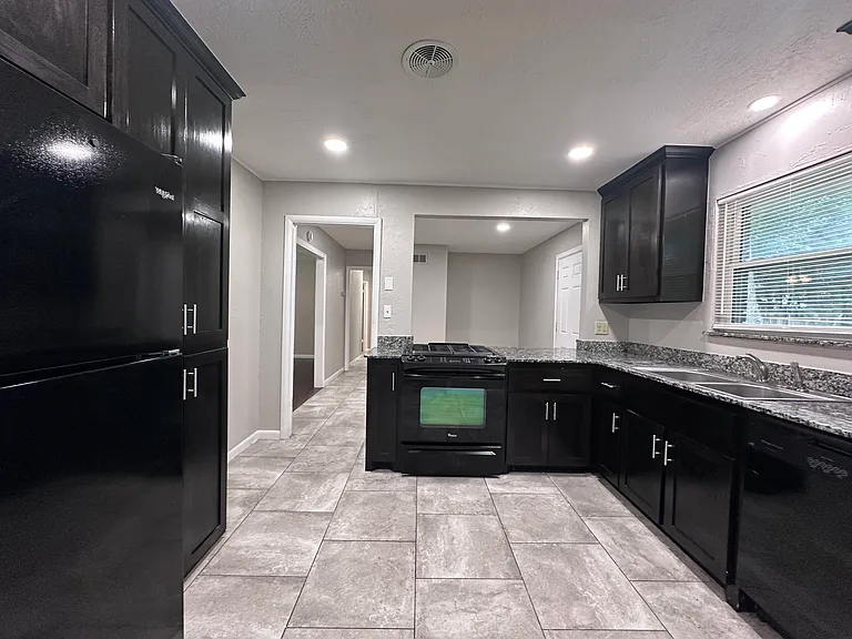 1530 Melrose Dr — Photo 8
