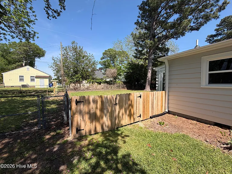 2803 Jefferson Dr — Photo 3