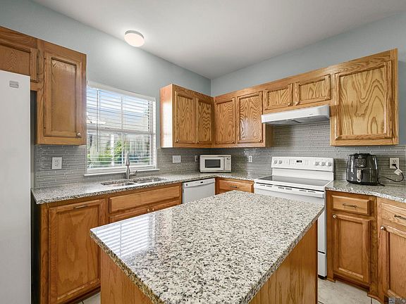 4th image of 17423 Lake Iris Ave