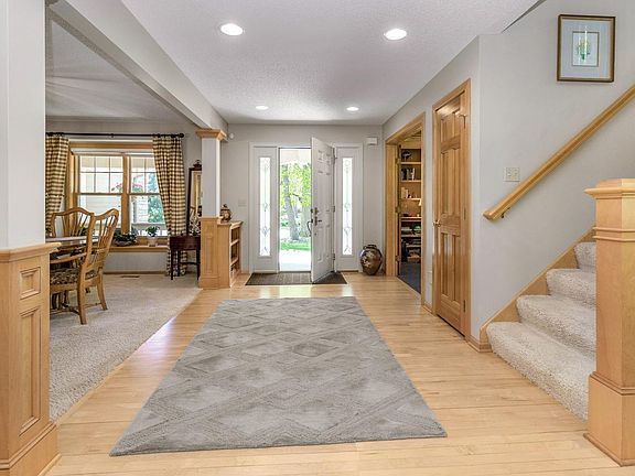 4th image of 472 Vadnais Lake Dr