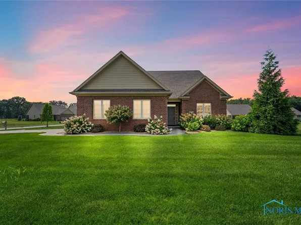 902 Pine Valley Dr, Bowling Green, OH 43402