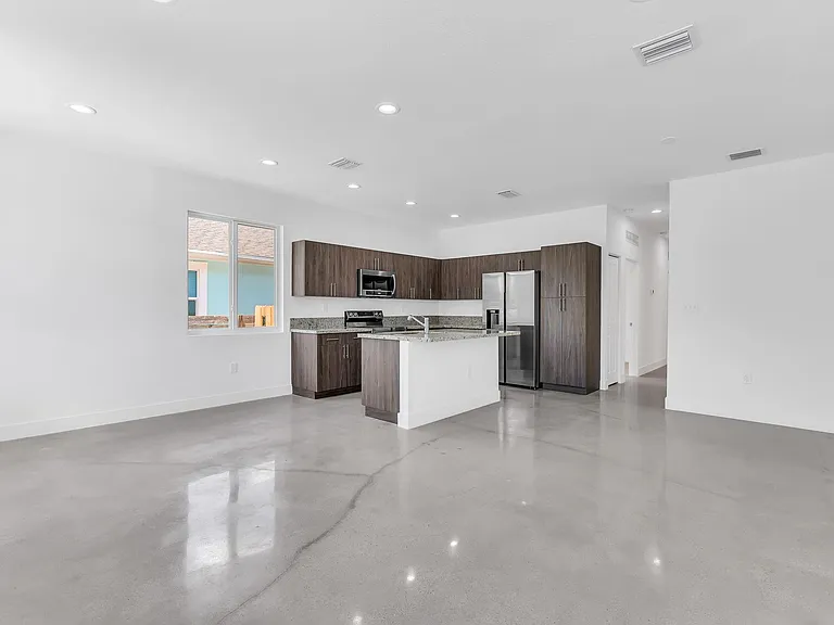 642 NW 15th Ave — Photo 4