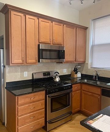 2nd image of 2528 W Walton St #2
