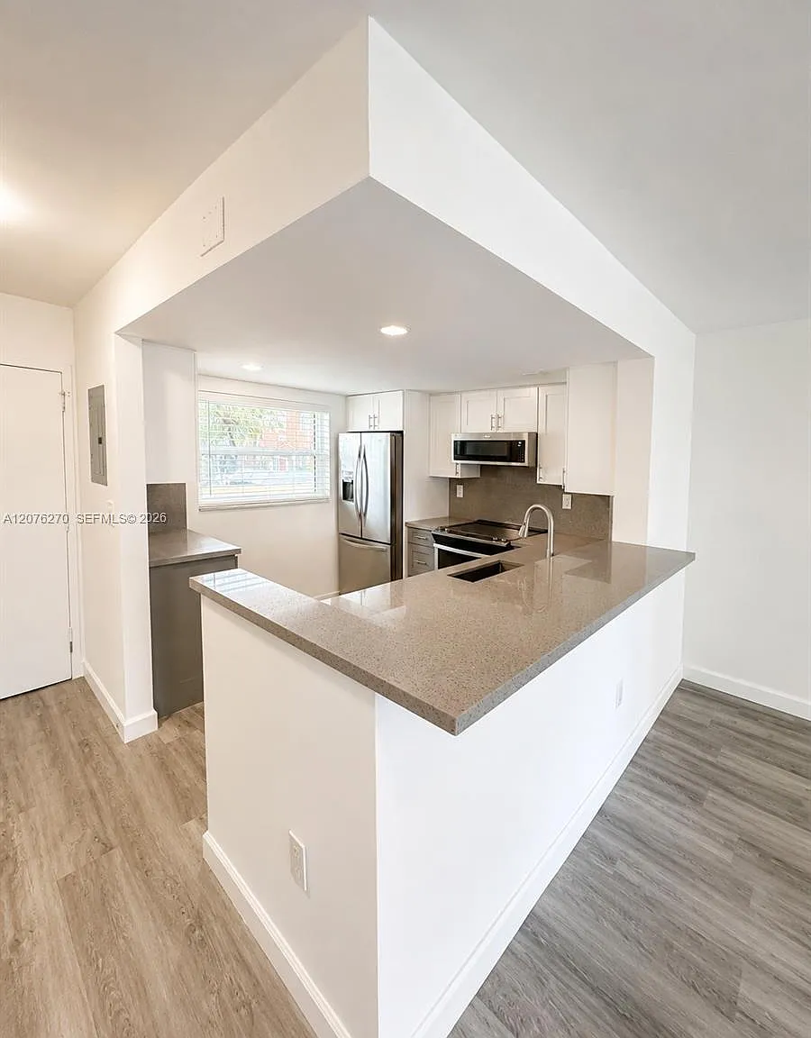 Eden Point North Condo — Photo 2