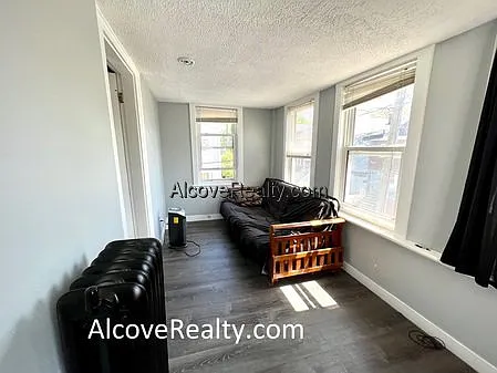 Sterling St — Photo 6