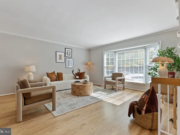 2837 Sutton Oaks Ln, Vienna, VA 22181