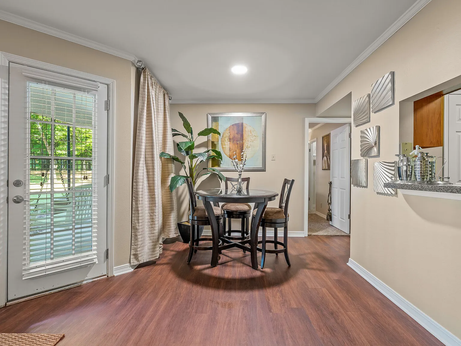 Willows Apartments — Photo 1