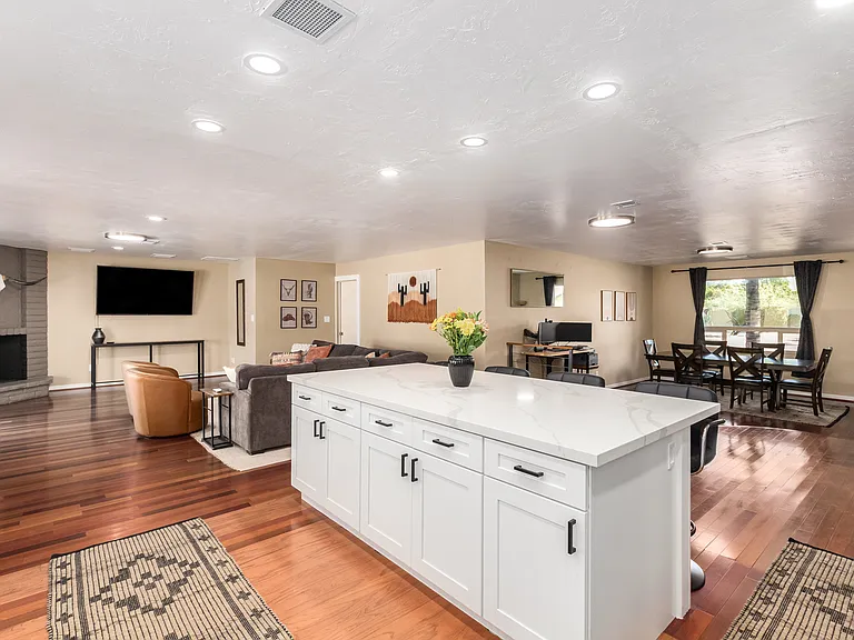 3142 E Altadena Ave — Photo 5