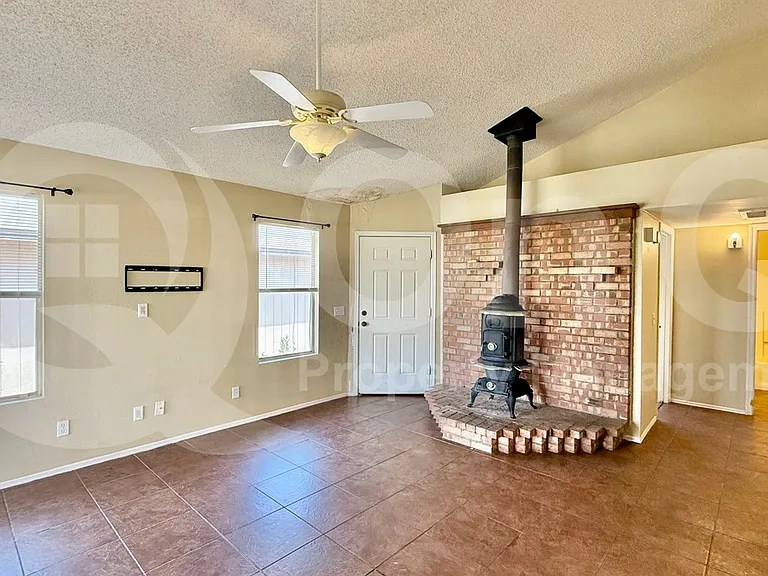 11014 N 81st Ave — Photo 9
