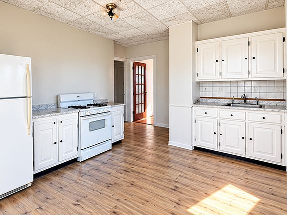 2nd image of 17 Maple St